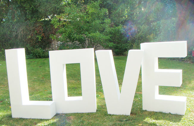 Lettre LOVE géante blanche idéal pour vos décors photo extérieur .
Dimension d une lettre 1.20 m de hauteur X 0.70cm largeur total 1.20m X 2.80m
